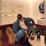 Bizarrap con sus gafas y gorra características, en un montaje o foto promocional de Toy Story 5 con Woody y Buzz Lightyear.