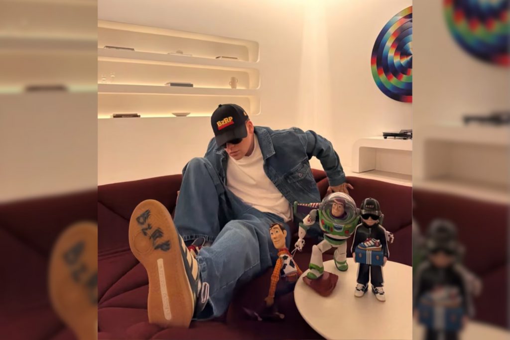 Bizarrap con sus gafas y gorra características, en un montaje o foto promocional de Toy Story 5 con Woody y Buzz Lightyear.