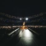 Paulo Londra sonriendo, con un fondo azul y el título de su nuevo álbum 'Entre Cielos'.