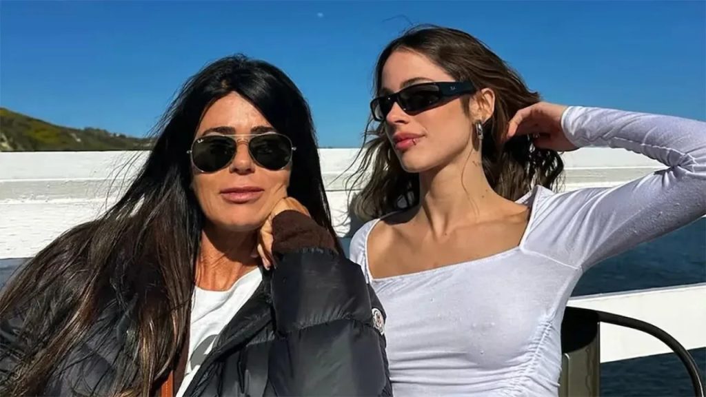 Tini Stoessel posando para una foto.